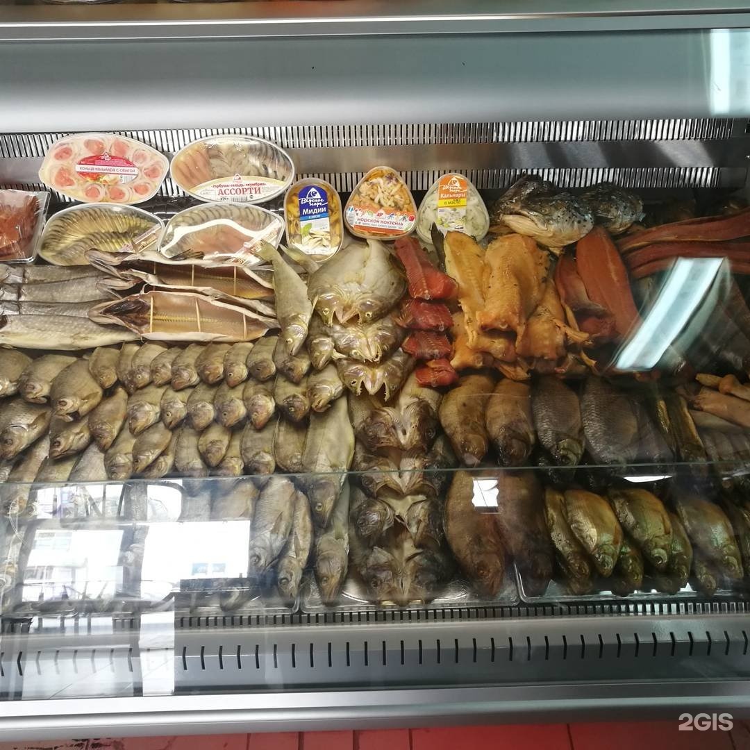 Красивая выкладка рыбы на витрине в пивном магазине фото