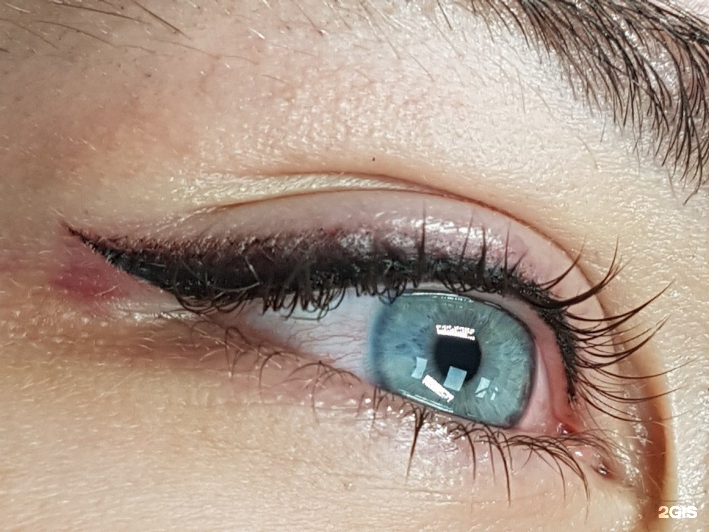 Татуаж глаз стрелки голубые глаза