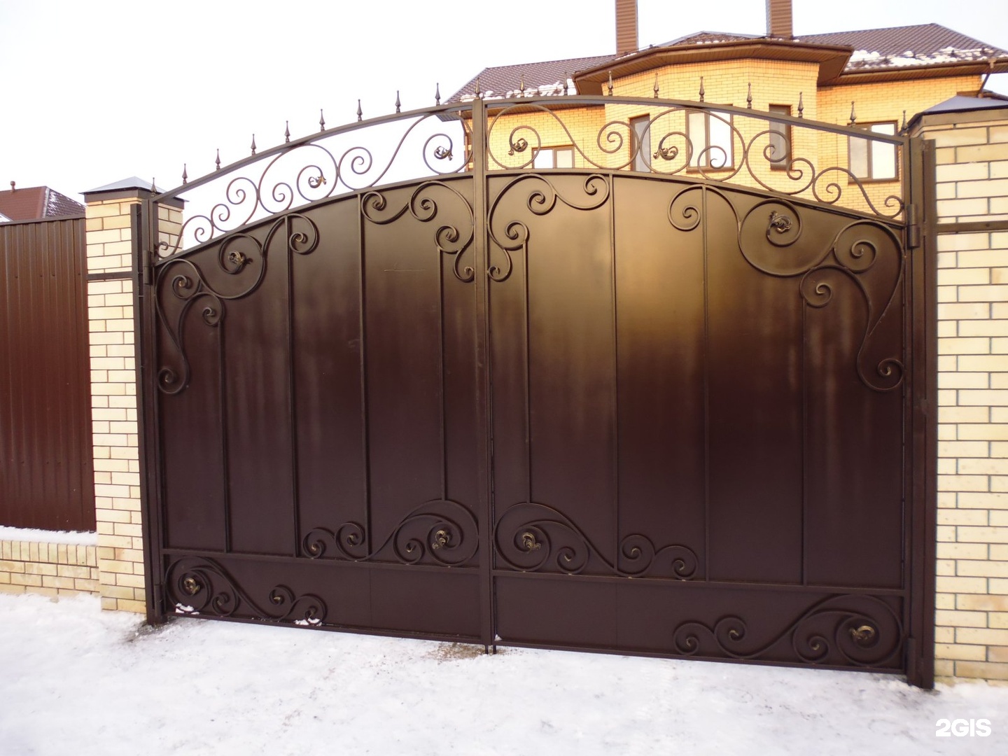 Ворота из профнастила шоколадного цвета