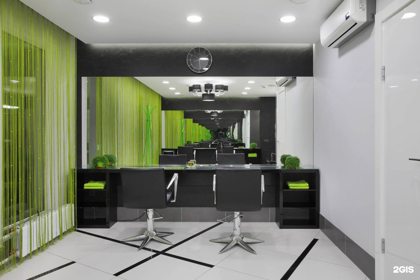 Дизайнерский салон красоты в зеленом цвете в современном стиле
