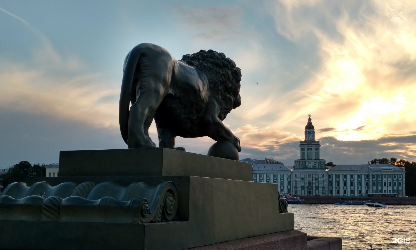 Статуи Львов в Санкт-Петербурге на набережной