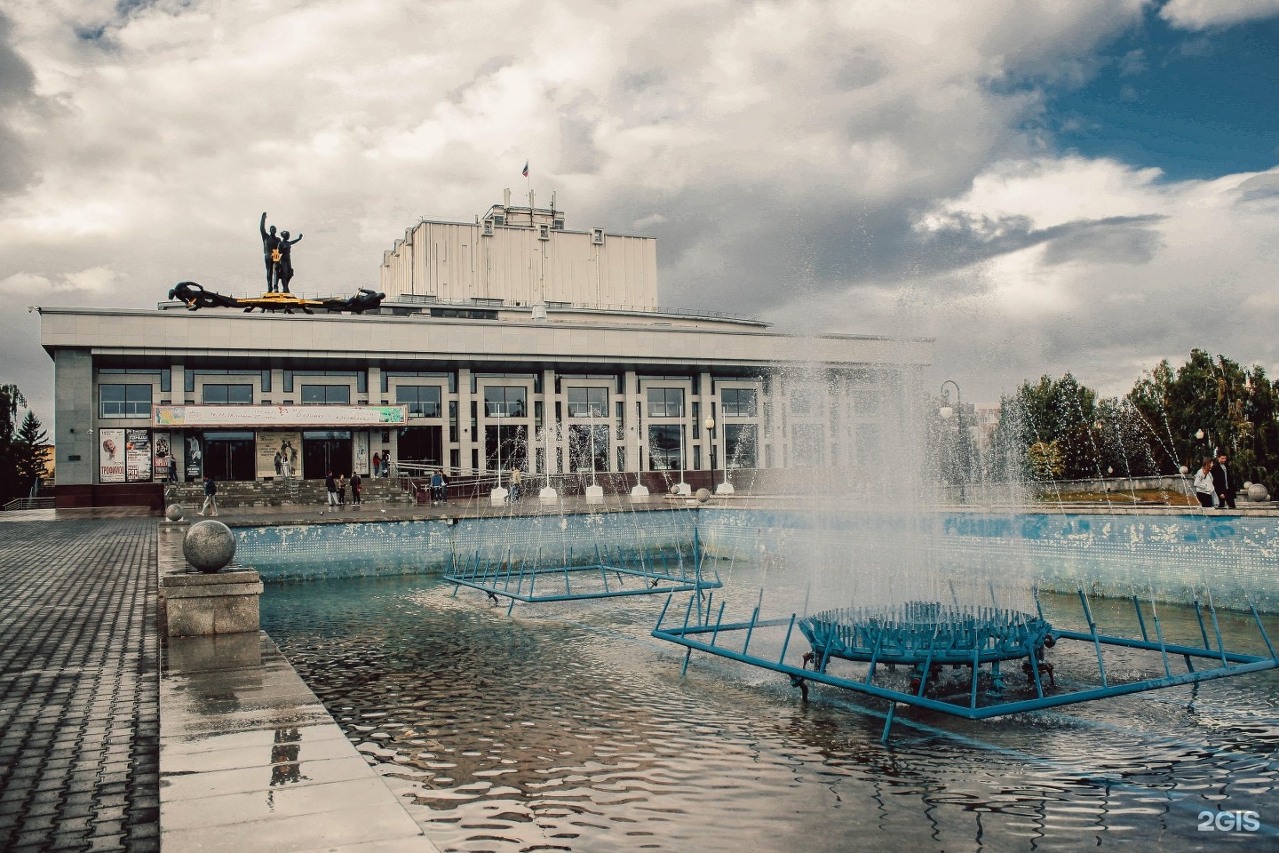 Площадь Сахарова театр драмы в Барнауле