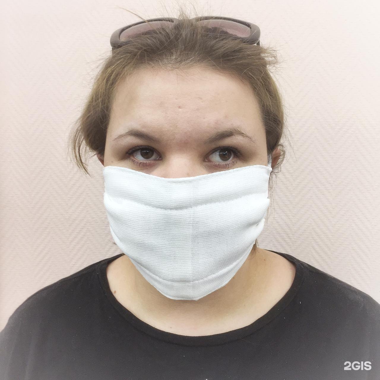 Защита марлевой маски. Маска марлевая. Марлевая хирургическая маска. Девушка в марлевой повязке. Девушка в марлевой маске.
