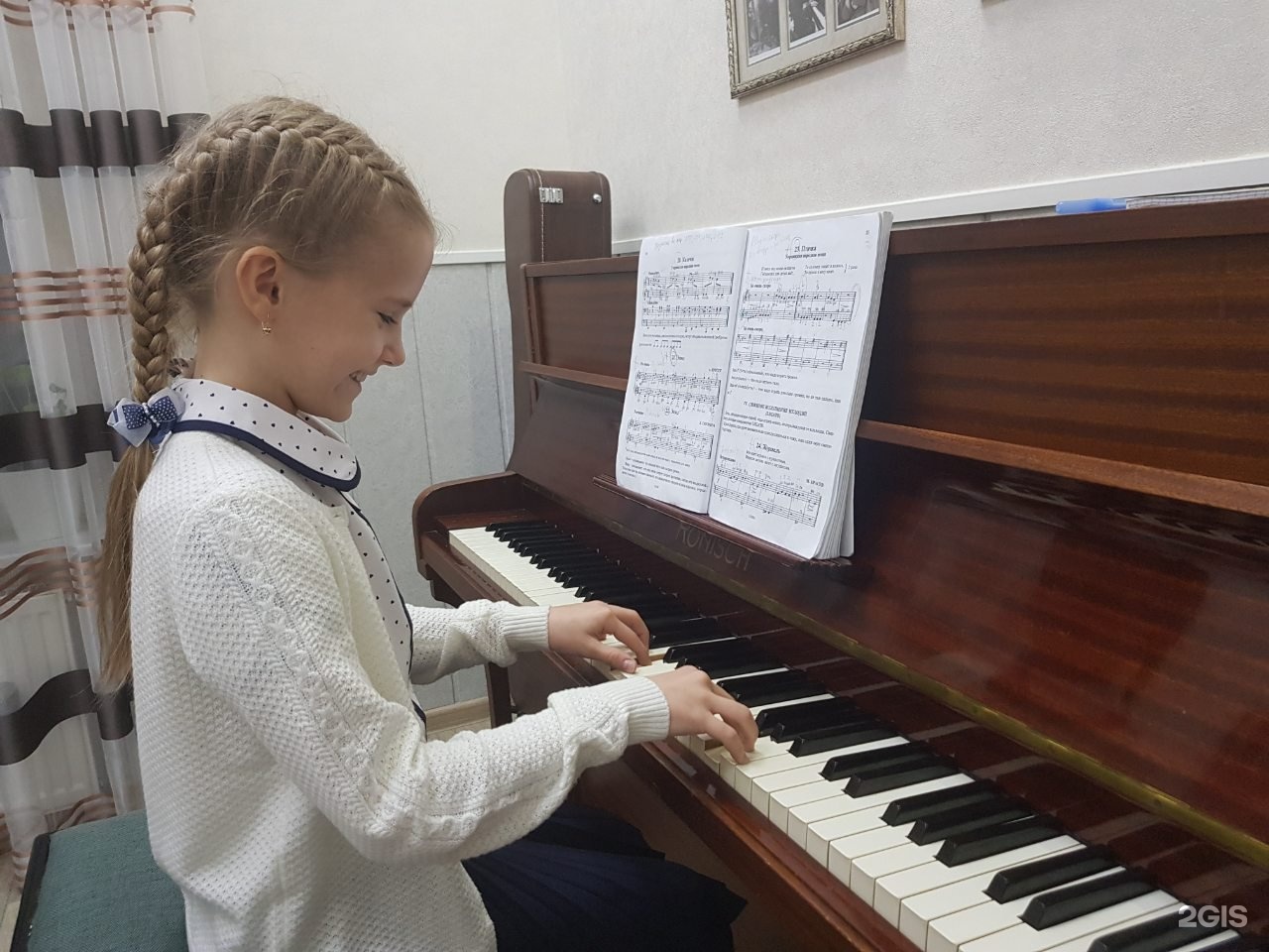 Уроки фортепиано в музыкальной школе. Занятия на фортепиано для детей. Репетитор по фортепиано. Преподаватель фортепиано. Преподаватель фортепиано в консерватории.