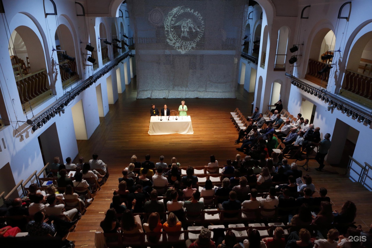 молодежный театр глобус новосибирск. зал манеж театр школа драматического искусства. глобус театр новосибирск большой зал. театр глобус новосибирск внутри. театр школа драматического искусства москва.