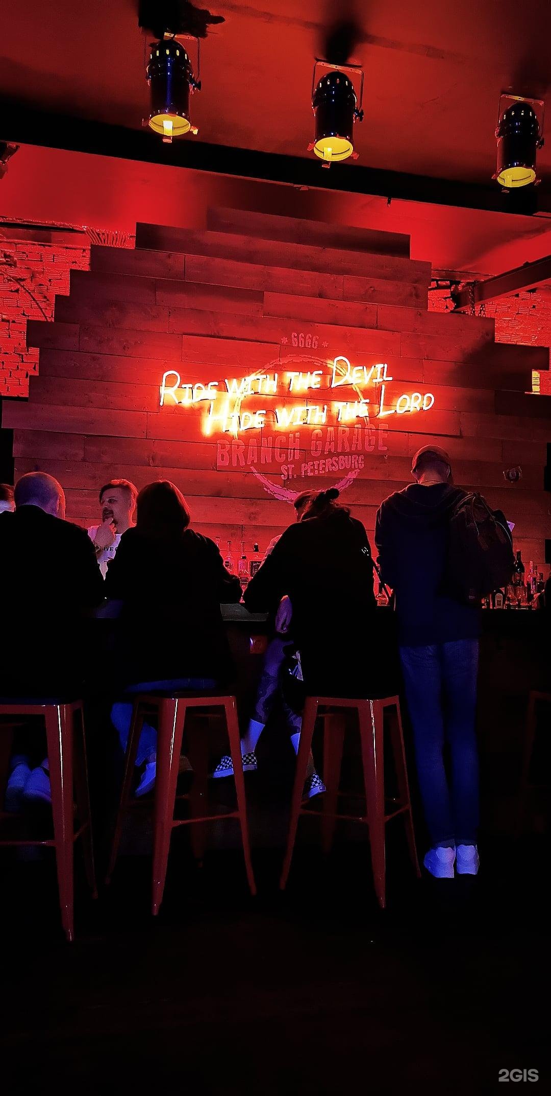 Branch garage санкт. Гараж питер бар. Branch garage санкт. Branch garage спб. Бар бранч гараж.