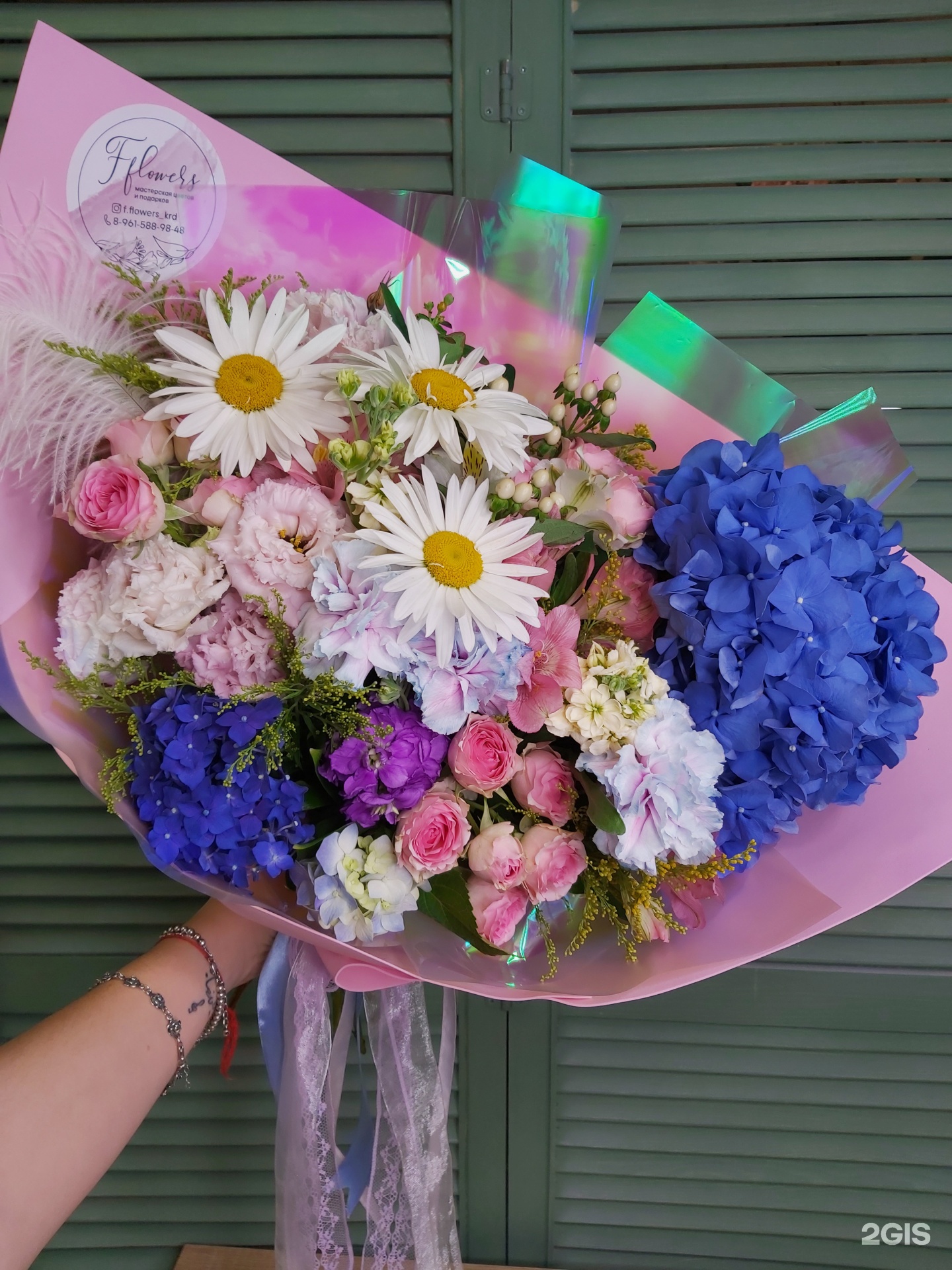 Буква f из цветов. Красивый букет с буквой л. Букет краснодара. Буквы с цветочками. F f flowers.