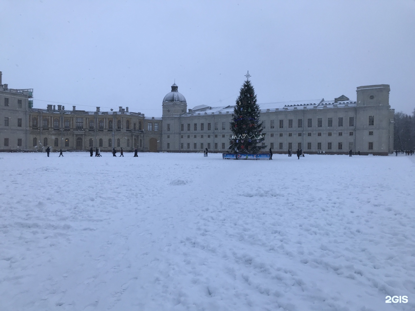 Большой гатчинский дворец красноармейский просп 1 фото. Театральная площадь Гатчина. Большой Гатчинский дворец. Дворцовая площадь Гатчина. Гатчина сквер Ленина.