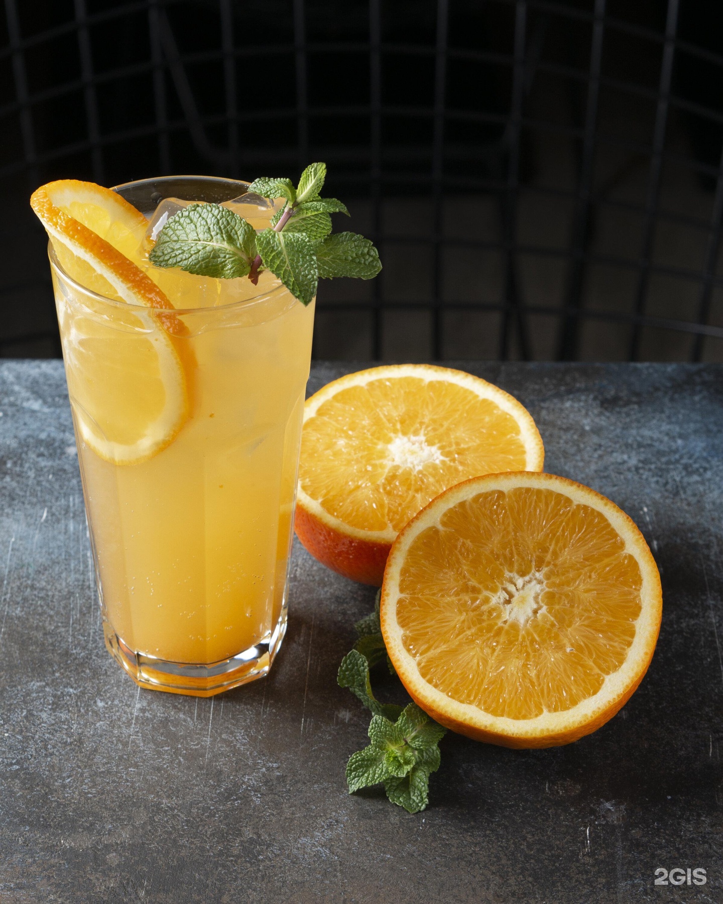 Свежевыжатый апельсиновый сок. Лимонад в графине. Лимонад апельсин имбирь. Лимонад цитрус. Апельсиновый лимонад.