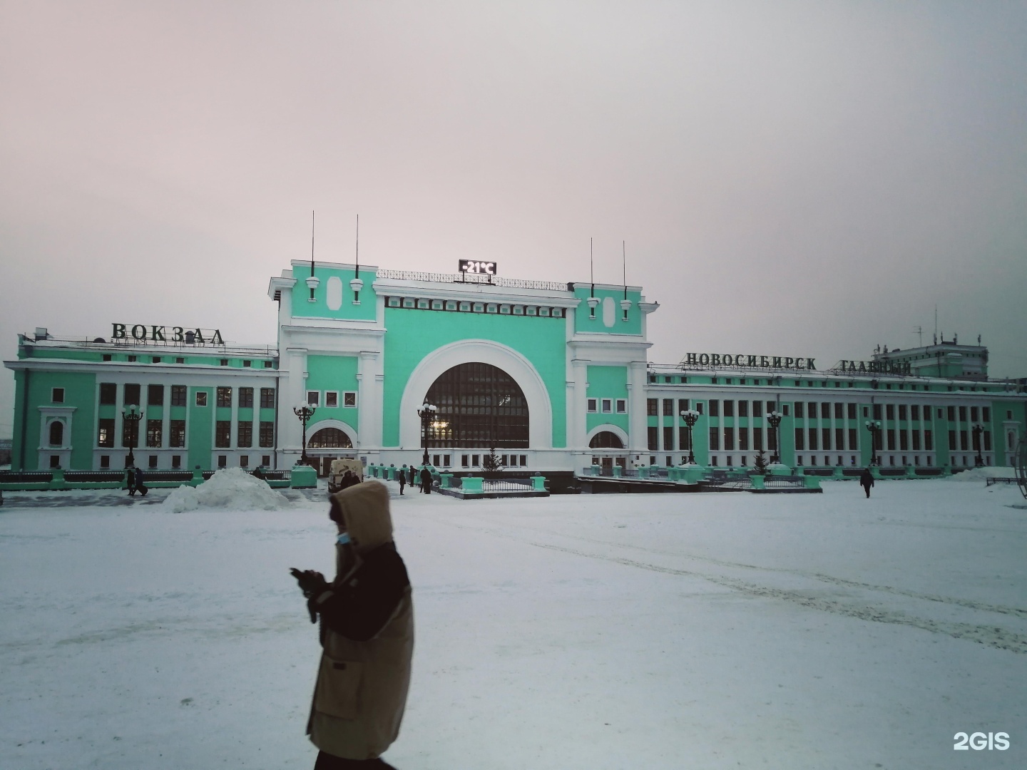 Новосибирск-главный, Новосибирск, улица Дмитрия Шамшурина, 43. Новосибирск главный зимой. ЖД вокзал Новосибирск зимой 2022. В 70 годы вокзал Новосибирск главный был красивее.