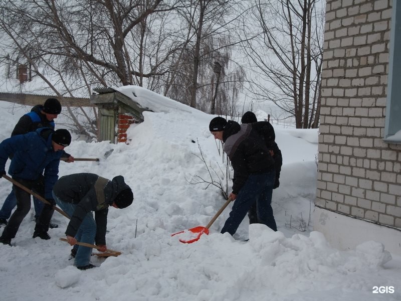 Помощь снежку. Уборка снега. Уборка территории от снега. Расчистка снега на участке в детском саду. Чистят снег школьники.