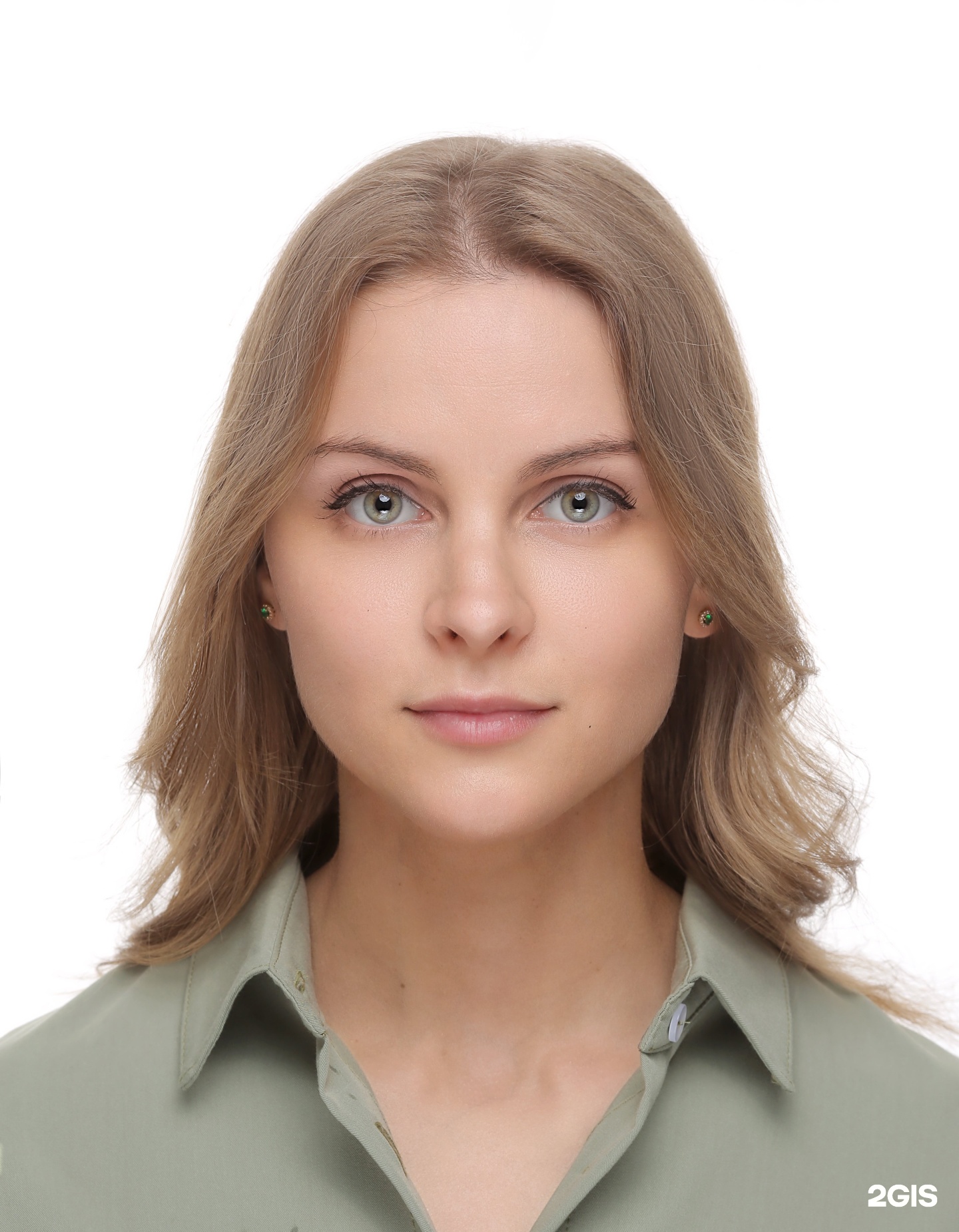 Фотография 3. Паспорт женщины. Паспорт с лицом. Фотография на паспорт. Паспорт с лицом девушки.