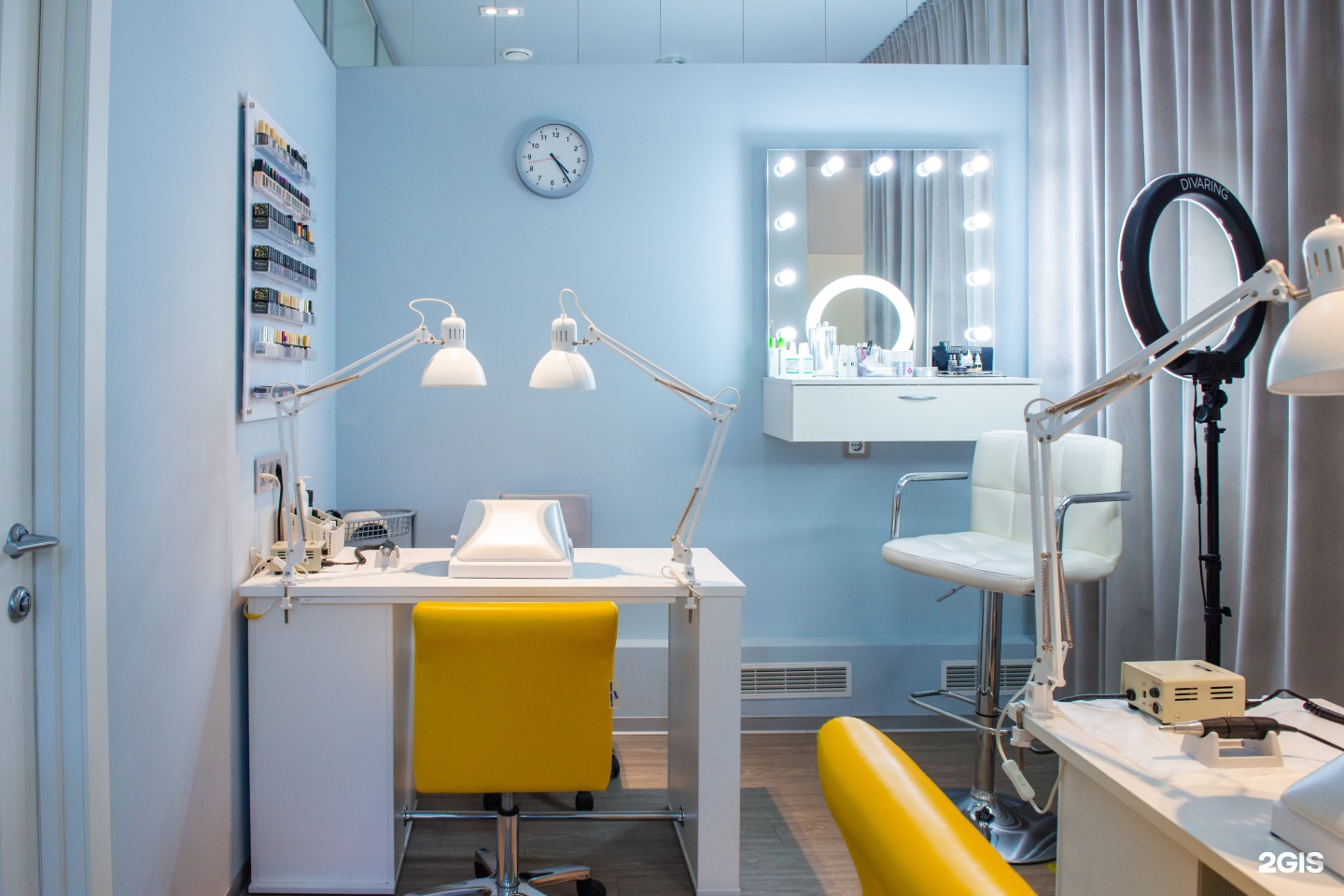 Make me салон. Make me салон красоты. Салон красоты ставрополь. Косметика для школы макияжа. Look at me салон красоты.