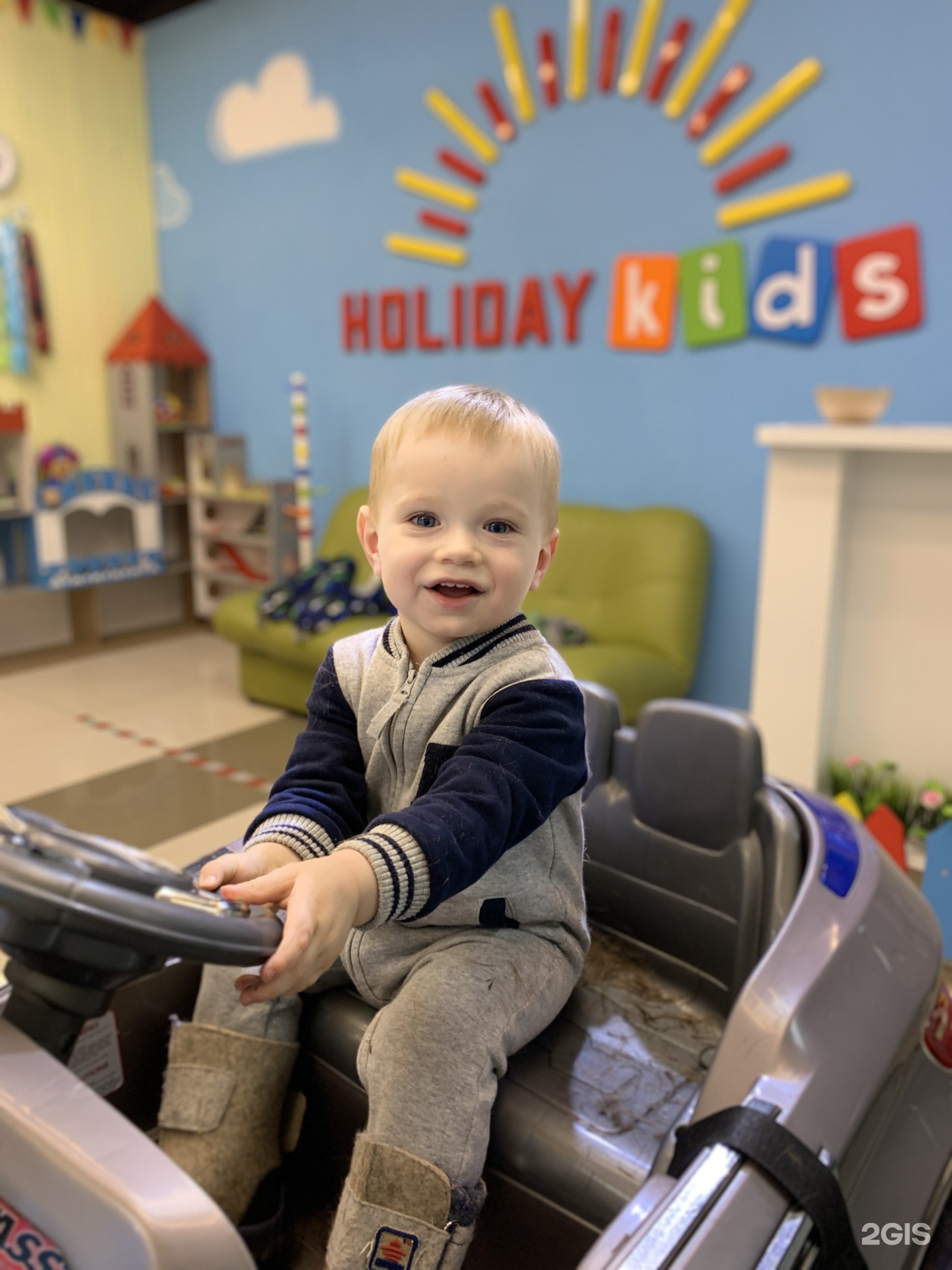 Kids holiday. Детский праздник на природе. Happy child with a gift. Холидей кидс. Аниматор человек паук.