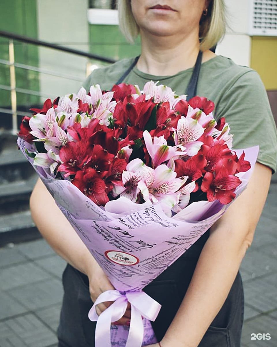 Фантазия саранск. Какие цветы подарить. Выбрать букет цветов. Какие цветы подарить маме. 5 Роз и 4 альстромерии