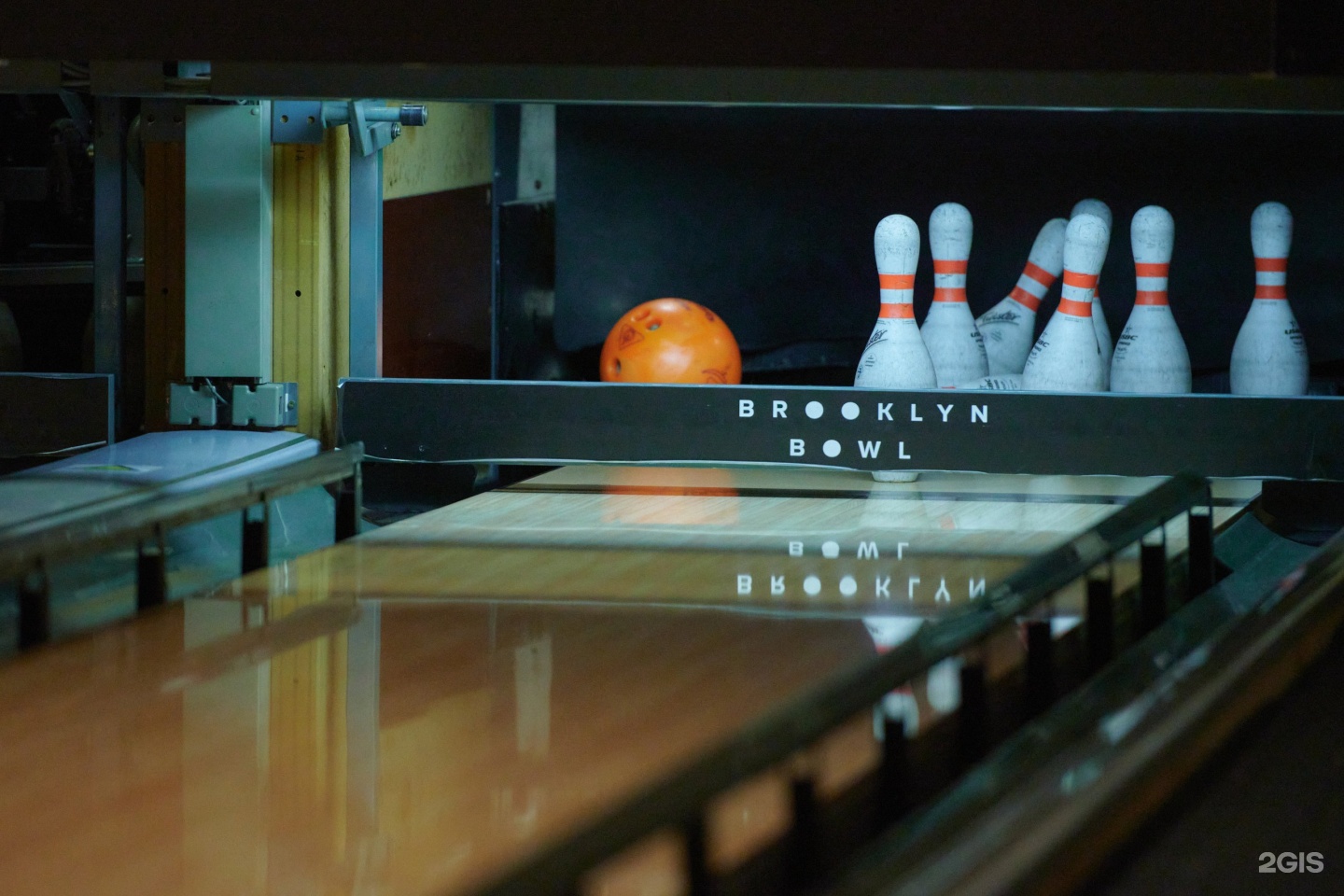 Боулинг оренбург. Боулинг-ресторан «Brooklyn Bowl». Боулинг Тюмень Сити Молл. Бруклин фото Тюмень боулинг. Кегельбан ресторан.