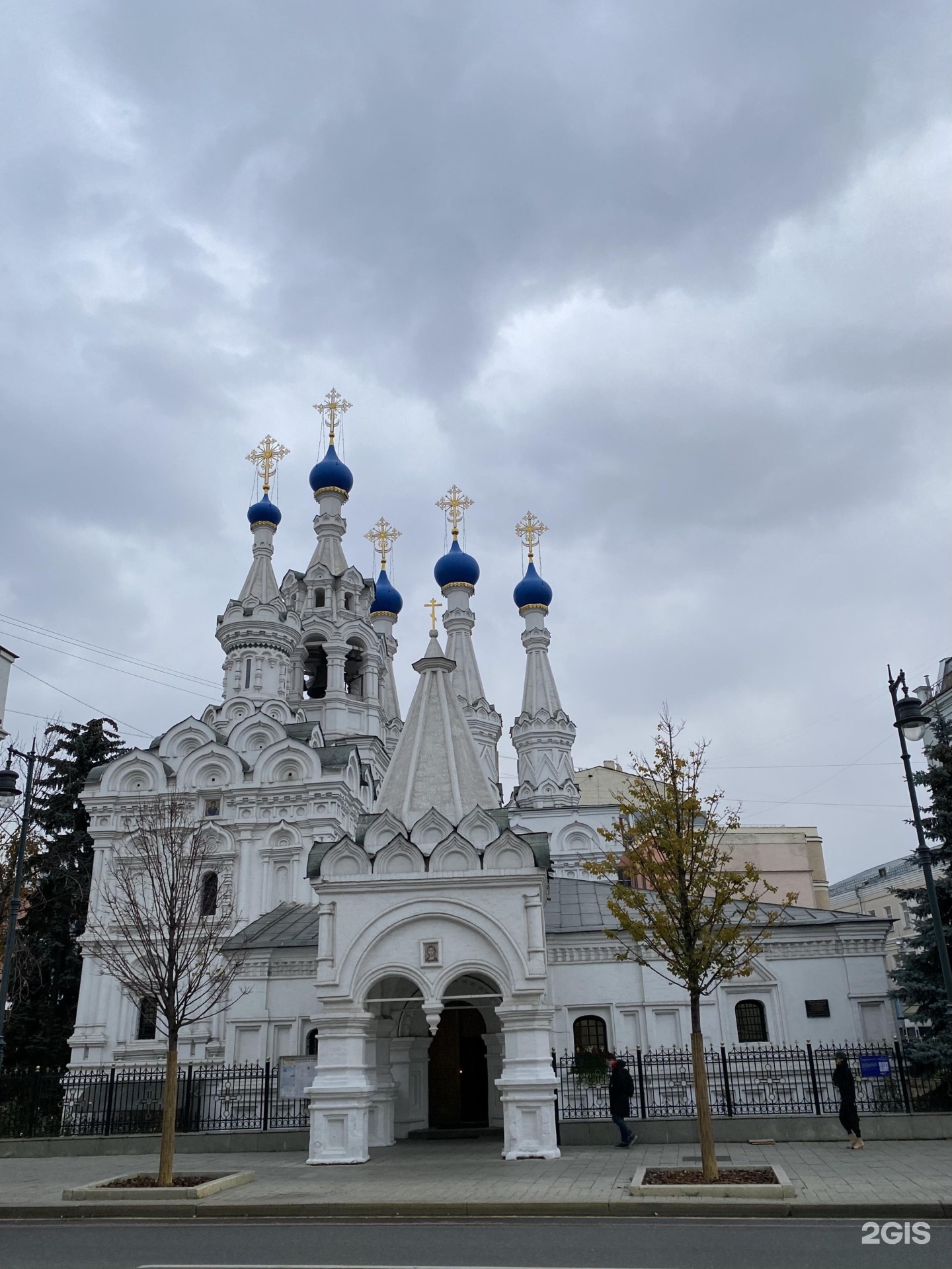 Малая дмитровка 4. Храм в Путинках в Москве. Церковь Рождества в Путинках. Церковь Рождества Богородицы в Путинках картинки. Церковь Рождества Богородицы в Путинках картина маслом.