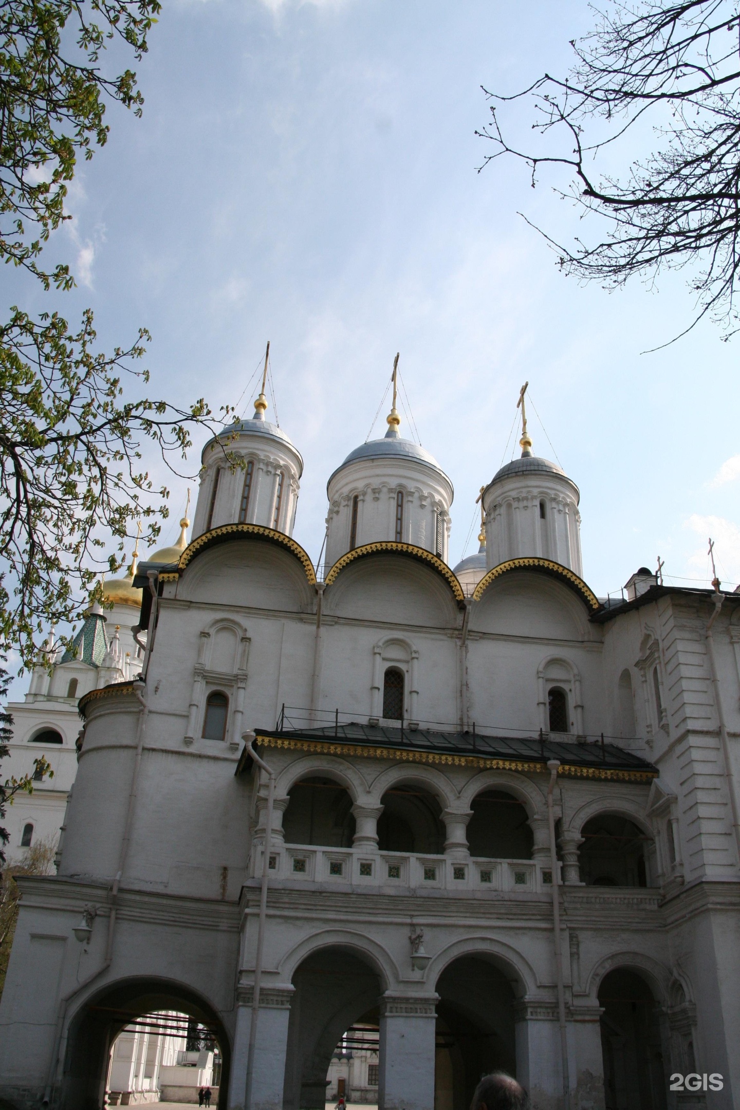 Патриарший дворец московского кремля. Патриарший дворец и Церковь двенадцати апостолов. Патриарший двор. Церковь 12 апостолов Московского Кремля. Патриарший дворец в Кремле.