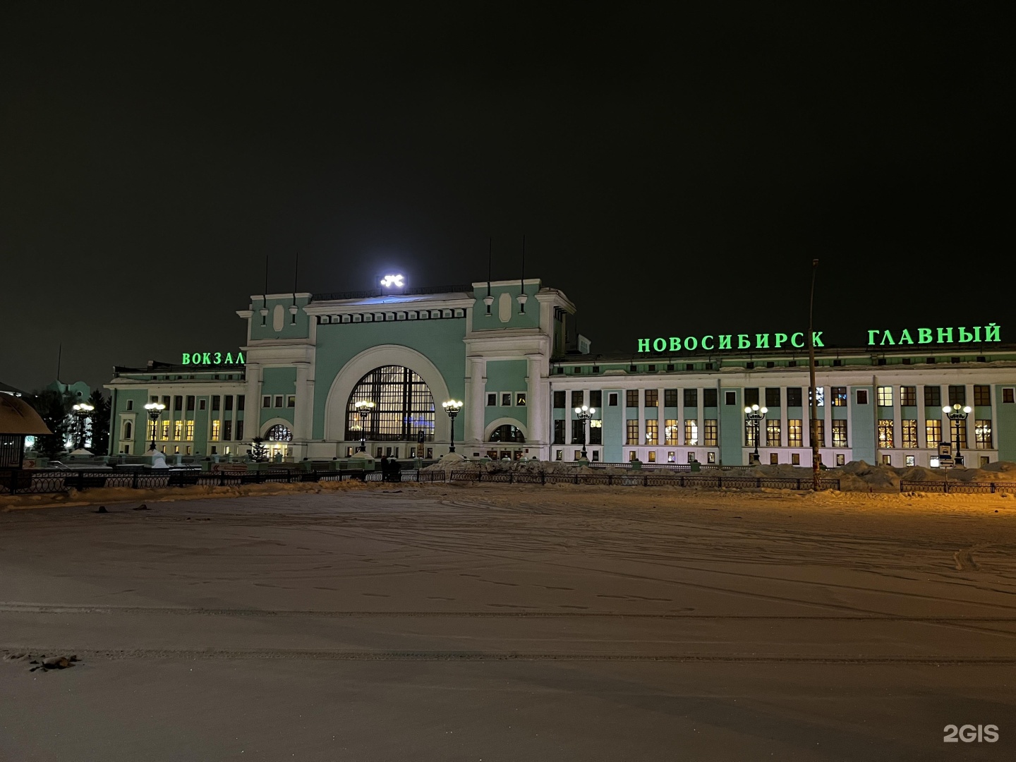 Пригородный вокзал Новосибирск. Новосибирск главный. ЖД вокзал Новосибирск фото. Вокзал Новосибирска картина.