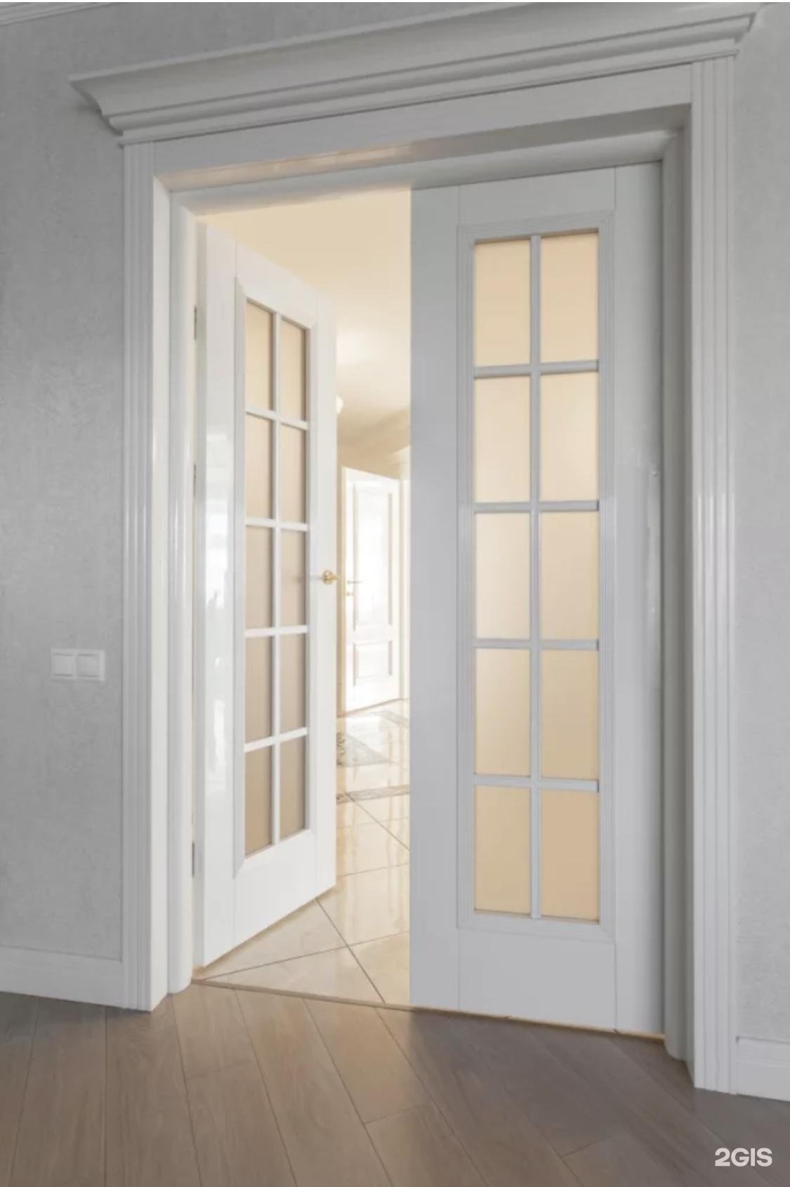 белые двери со стеклом в интерьере