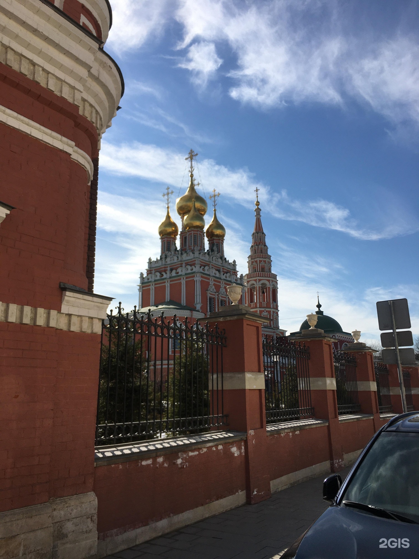 Вилла кадаши москва. Храм 2 Кадашевский переулок. Церковь Воскресения в Кадашах. Церковь в Кадашах в Москве. Кадаши озеро.