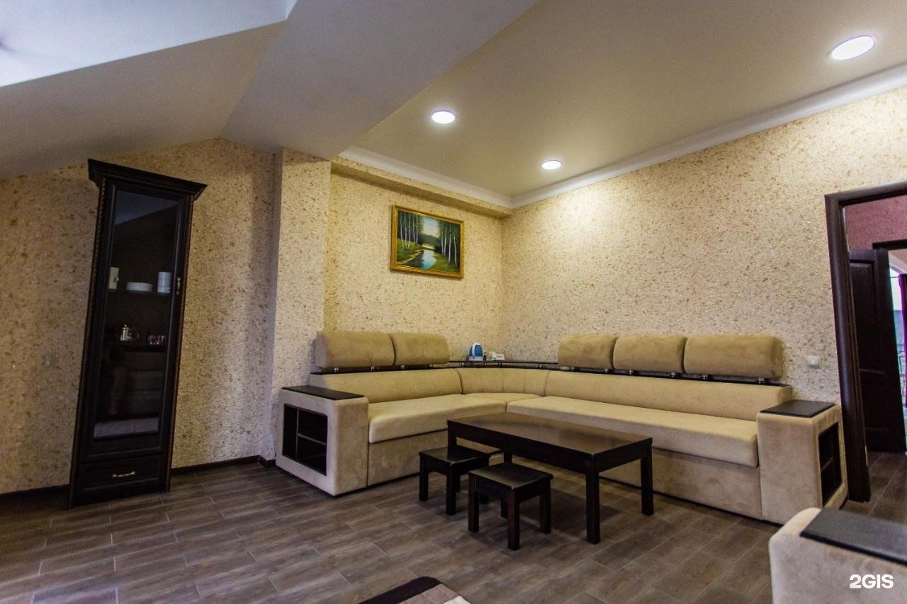 Мебель избербаш. Мягкая мебель мадонна 2. Гум избербаш. Угловой диван для холла. Спальня даниэлла орех.