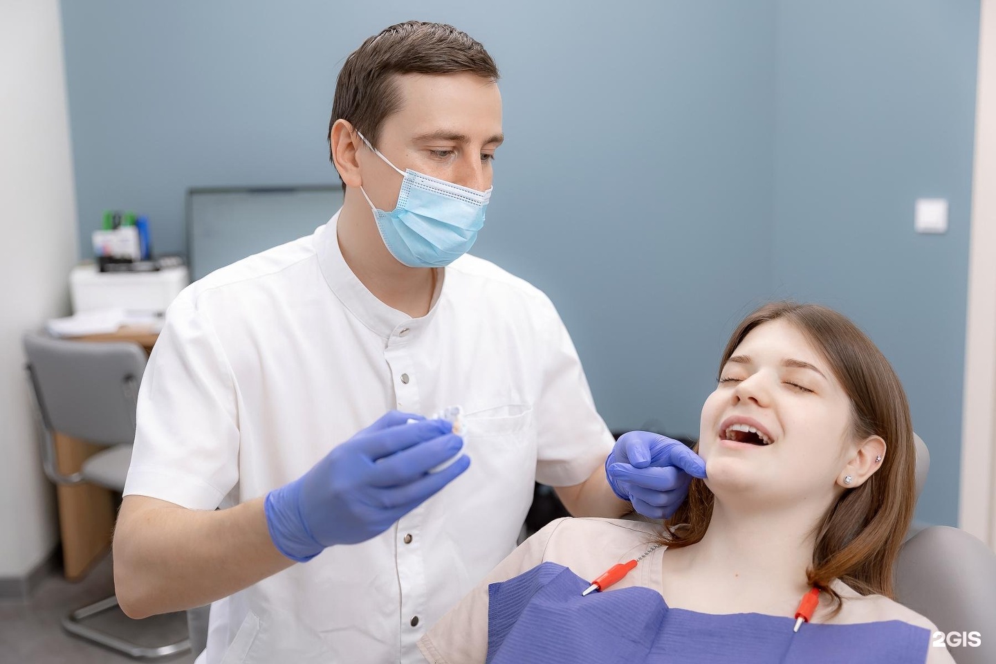 ассистент стоматолога терапевта. терапевтическая стоматология. эксперт медик. про стоматологическую клинику. прием у стоматолога.