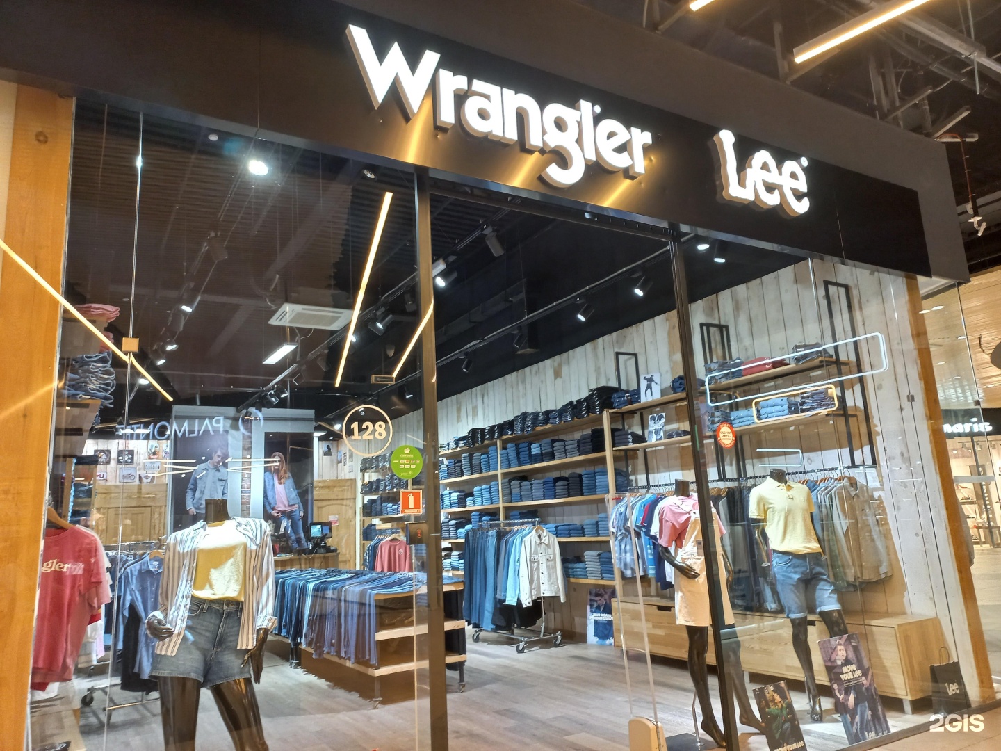 Магазин джинсовой одежды Wrangler Lee. Магазин Lee Wrangler в Сити молле. Магазин Lees.