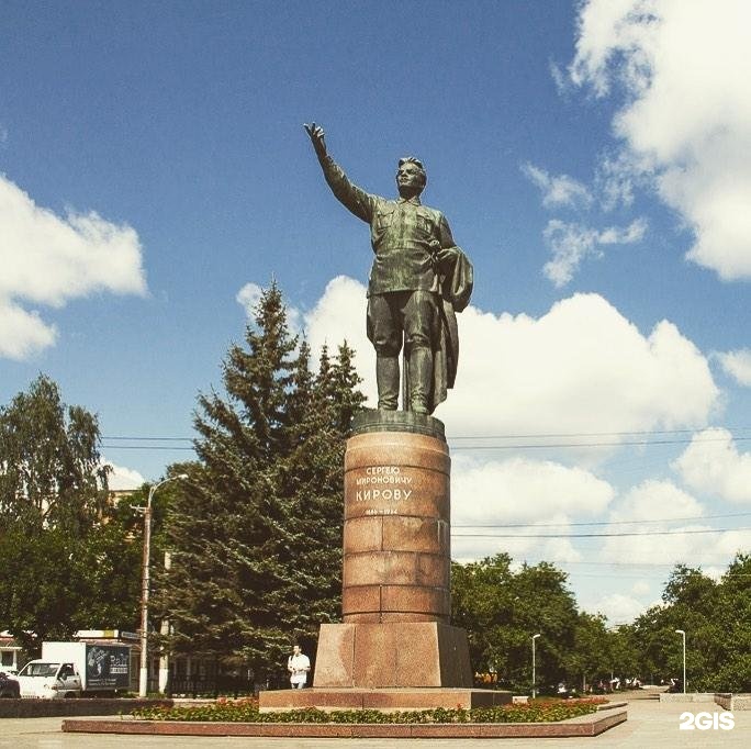 Кировский большой. Памятник Кирову Омск. Памятник Кирову в Волхове. Памятник Кирову Смоленск. Памятник Кирову Хабаровск.