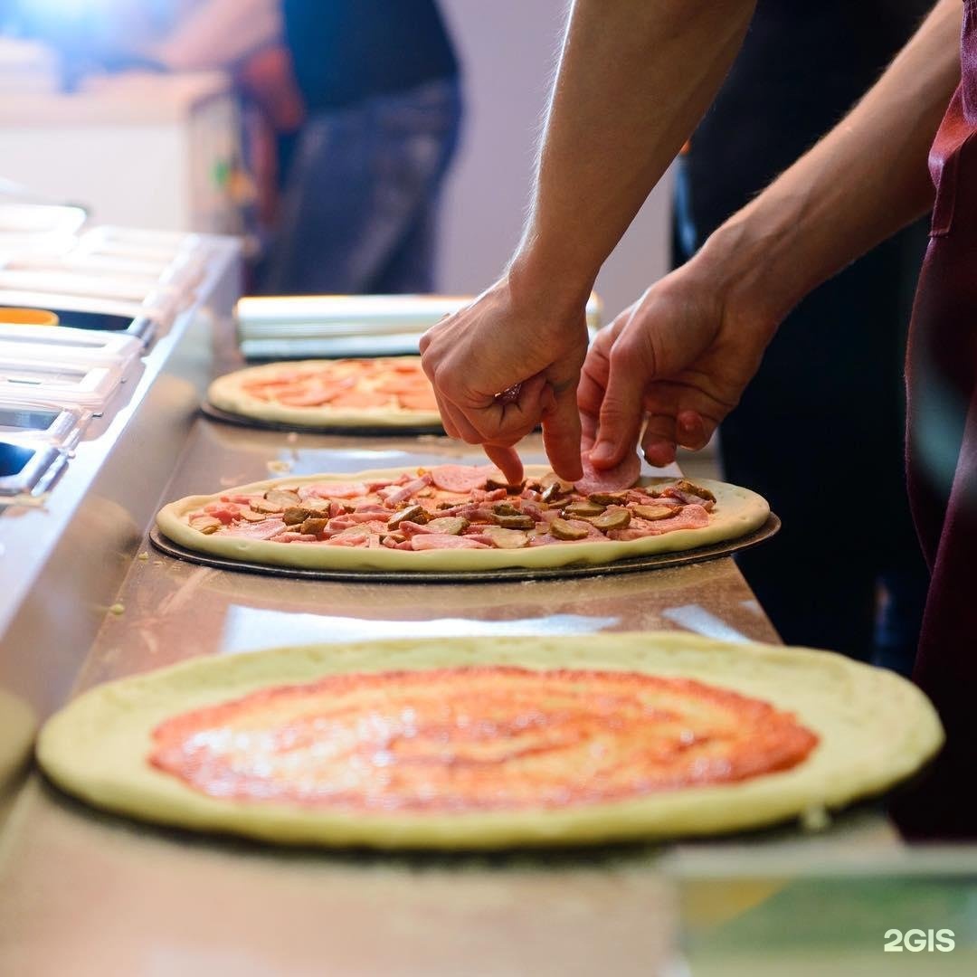 Додо пицца адлер. Додо пицца в адлере. Додо пицца первомайская 56 рязань. Дон ричи новый уренгой пицца. Сырная пицца додо.