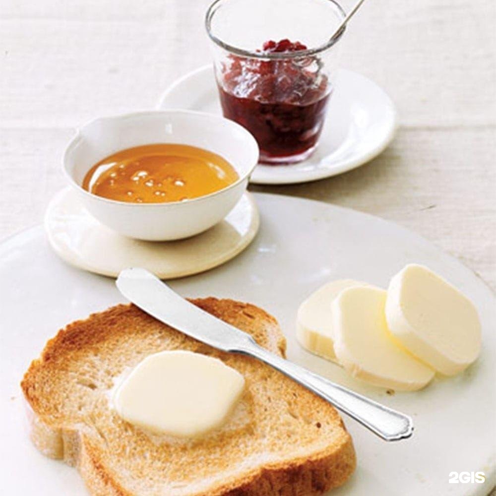 Сливочное масло на завтрак. Хлеб с маслом на завтрак. Тост с маслом. Завтрак бутерброды и чай. Завтрак с хлебом.