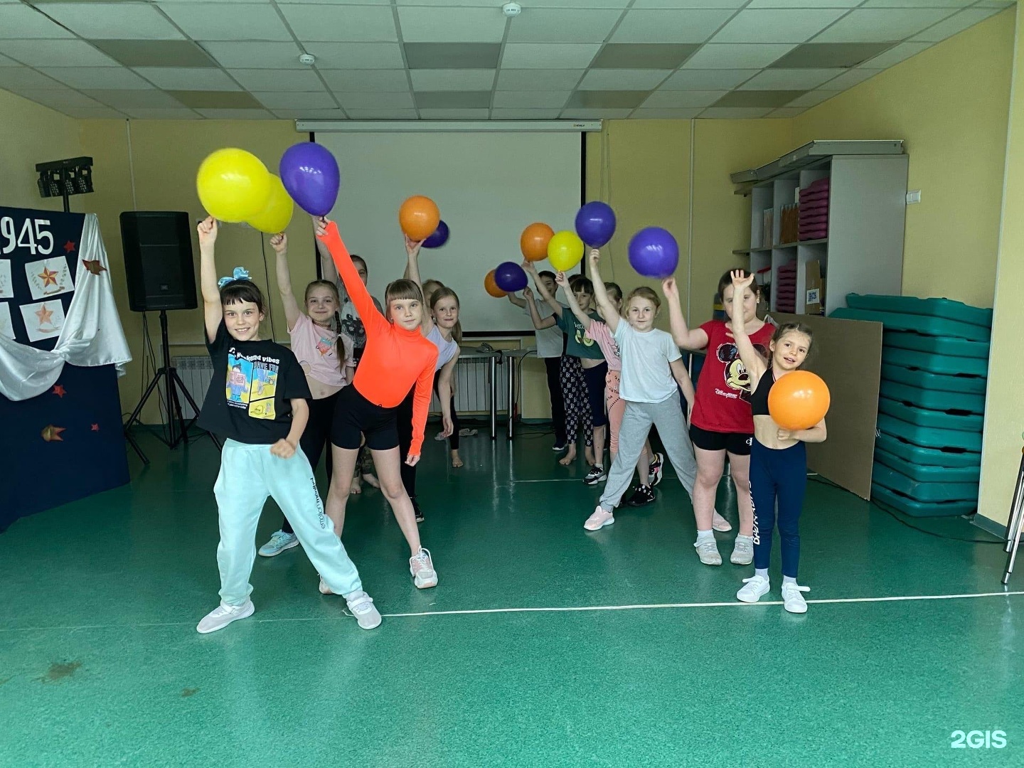 1. Энтузиастов 40 сургут. Молодежный центр улица. Молодёжный центр россошь зал. Мбу рм молодежный центр краснознаменск.