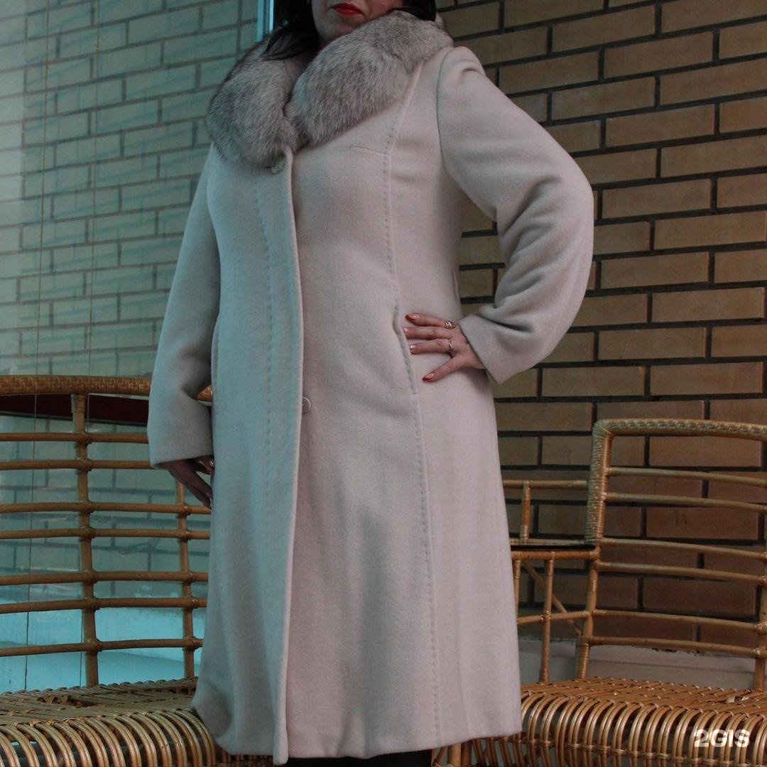 светлое пальто с мехом. модели зимних пальто для женщин. пальто зимнее женское больших размеров кашемировое. пальто зимнее женское больших размеров кашемировое. кашемировое пальто 56-58.