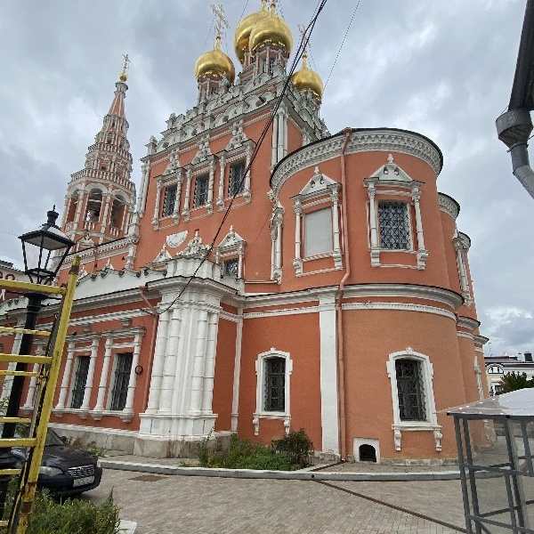 Вилла кадаши москва. Храм Воскресения Христова в Кадашах. Храм 2 Кадашевский переулок. Церковь Воскресения в Кадашах в Москве. Церковь Космодамианская в Кадашах.