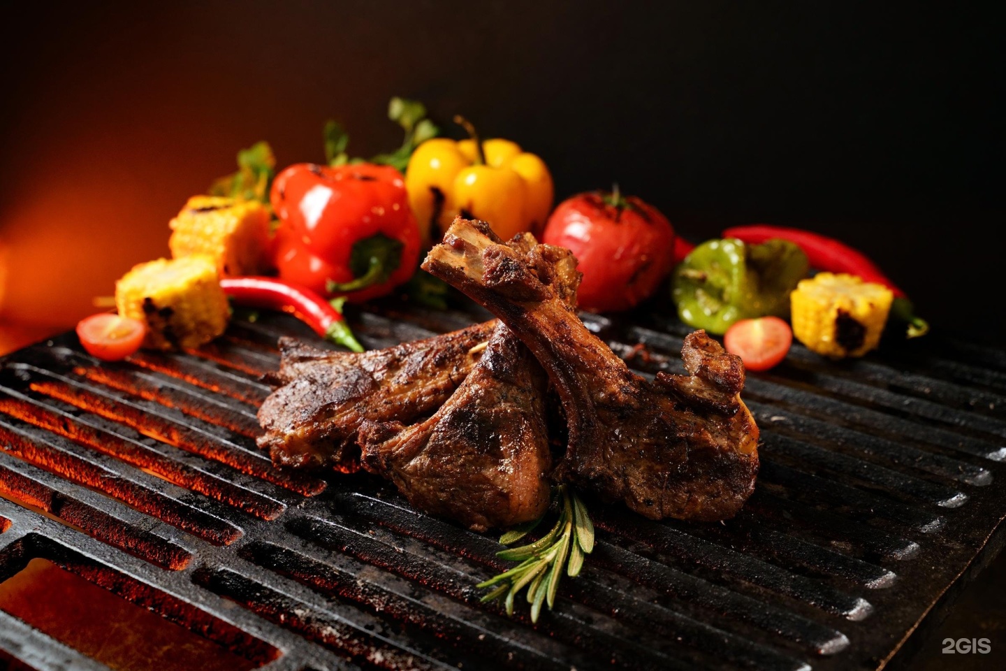 Баранья корейка шашлык. Шашлык из барашка. Седло барашка шашлык. Шашлык из барашка. Шашлык из баранины на мангале.