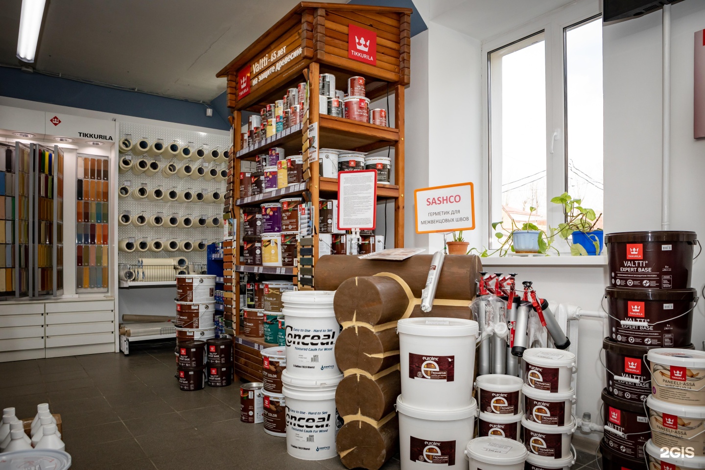 домашние краски. русские краски ассортимент. краска для дома. магазин красок. интерьер салона красок.