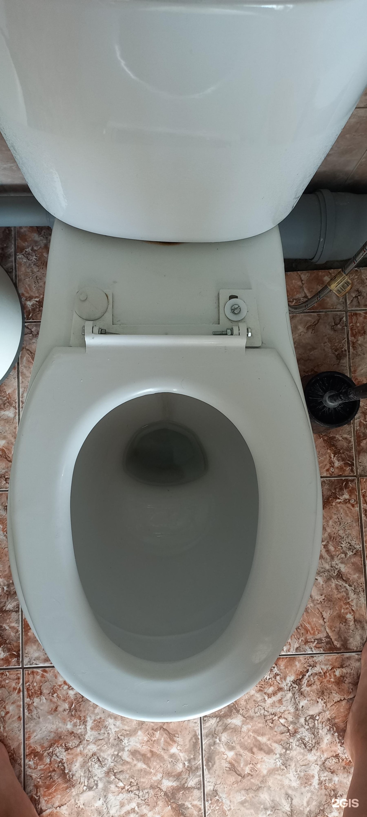 Болтается унитаз. Бежит унитаз. туалет шатается.