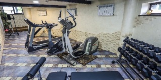 Артем: Отель Монро