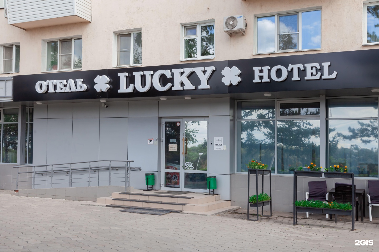 Отель Hotel Lucky, Омск, улица Иртышская Набережная, 31 — цена, фото,  отзывы и адрес отеля | забронировать на Отелло