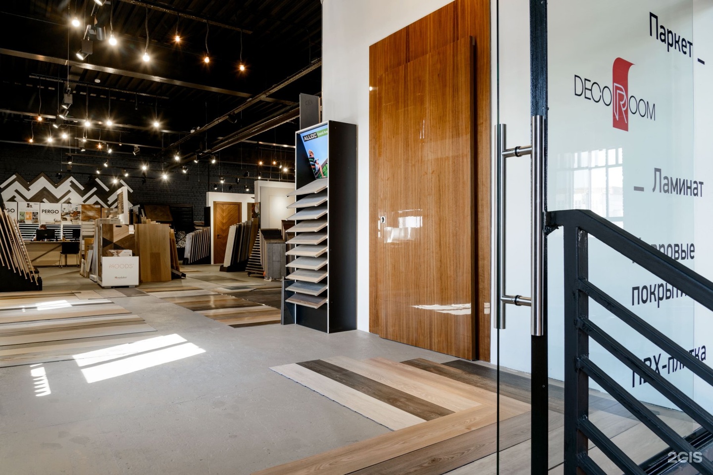 элитные ели новосибирск фабричная. магазин елок. красивая новогодняя елка в магазине. декоррум новосибирск мельница. елка лофт новосибирск.