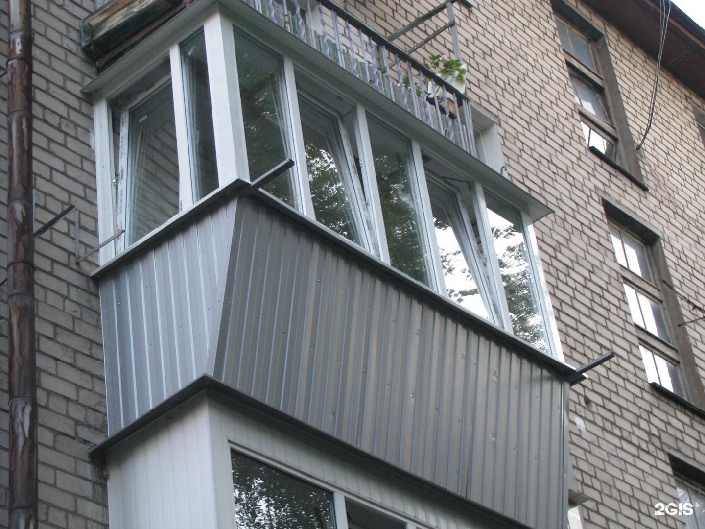 Пластиковый балкон с выносом