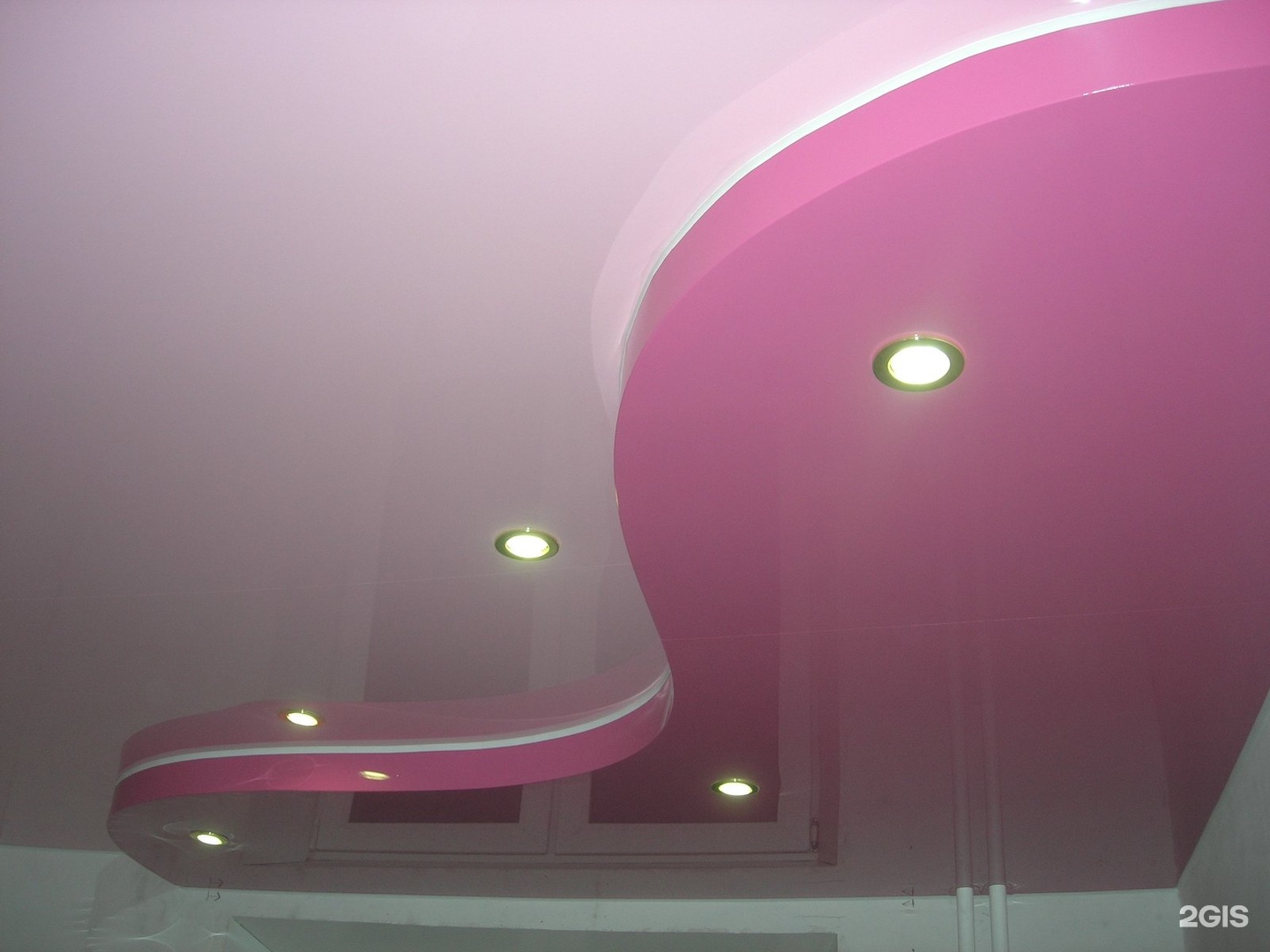 Розовый натяжной потолок