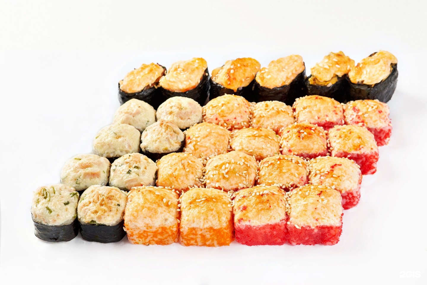 Заказать суши минск с бесплатной доставкой. Сет запеченных роллов. Сеты суши и гунканы. Запеченные роллы Окинава лосось. Сет из запеченных роллов.