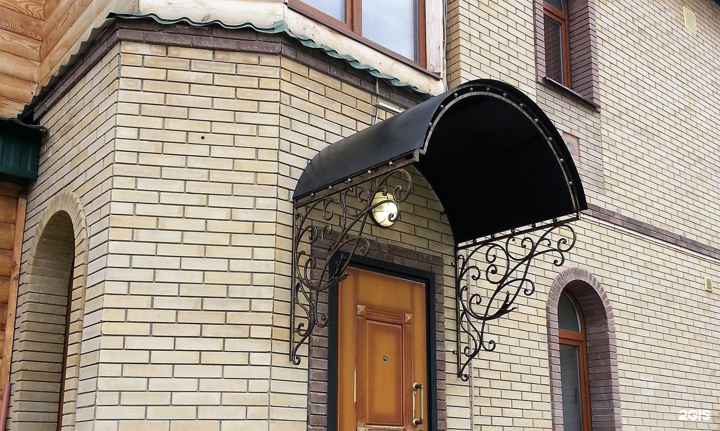 Головка над входом. Козырёк над крыльцом Тюмень. Сосульки на козырьки входной группы. Входные козырьки в Вышнем Волочке. Козырьки для входа в строящееся здание.