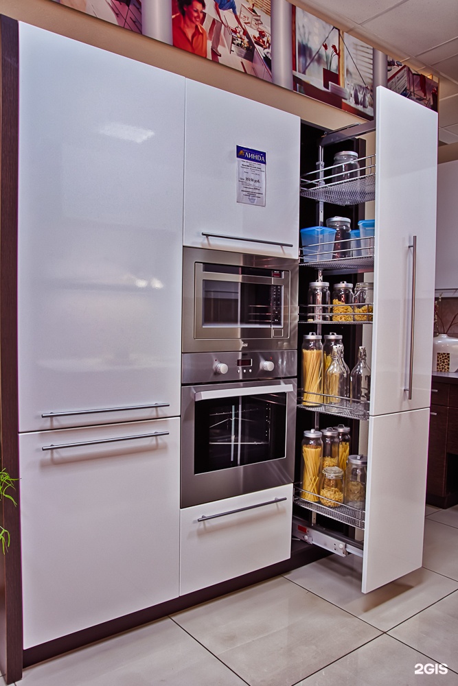 Можно ли духовой шкаф рядом с холодильником. Встраиваемый холодильник для кухни. Встроенный холодильник на кухне. Встроенный холодильник в кухонный гарнитур. Встроенный холодильник в пенале.
