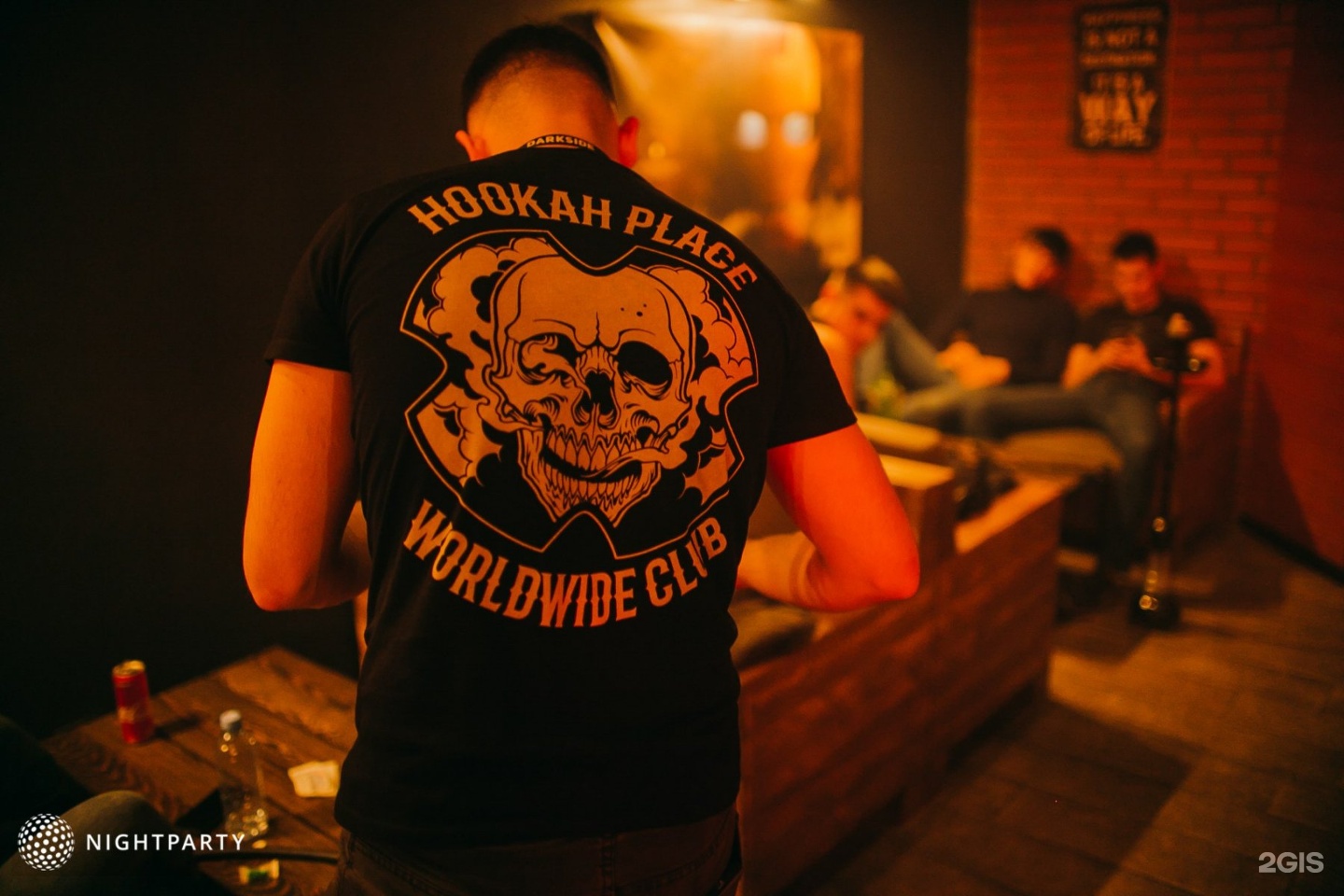 Челябинск брат. Hookah place футболки. Хозяин Hookah place. Мерч Хука Плейс одежда. Hookah place Merch.