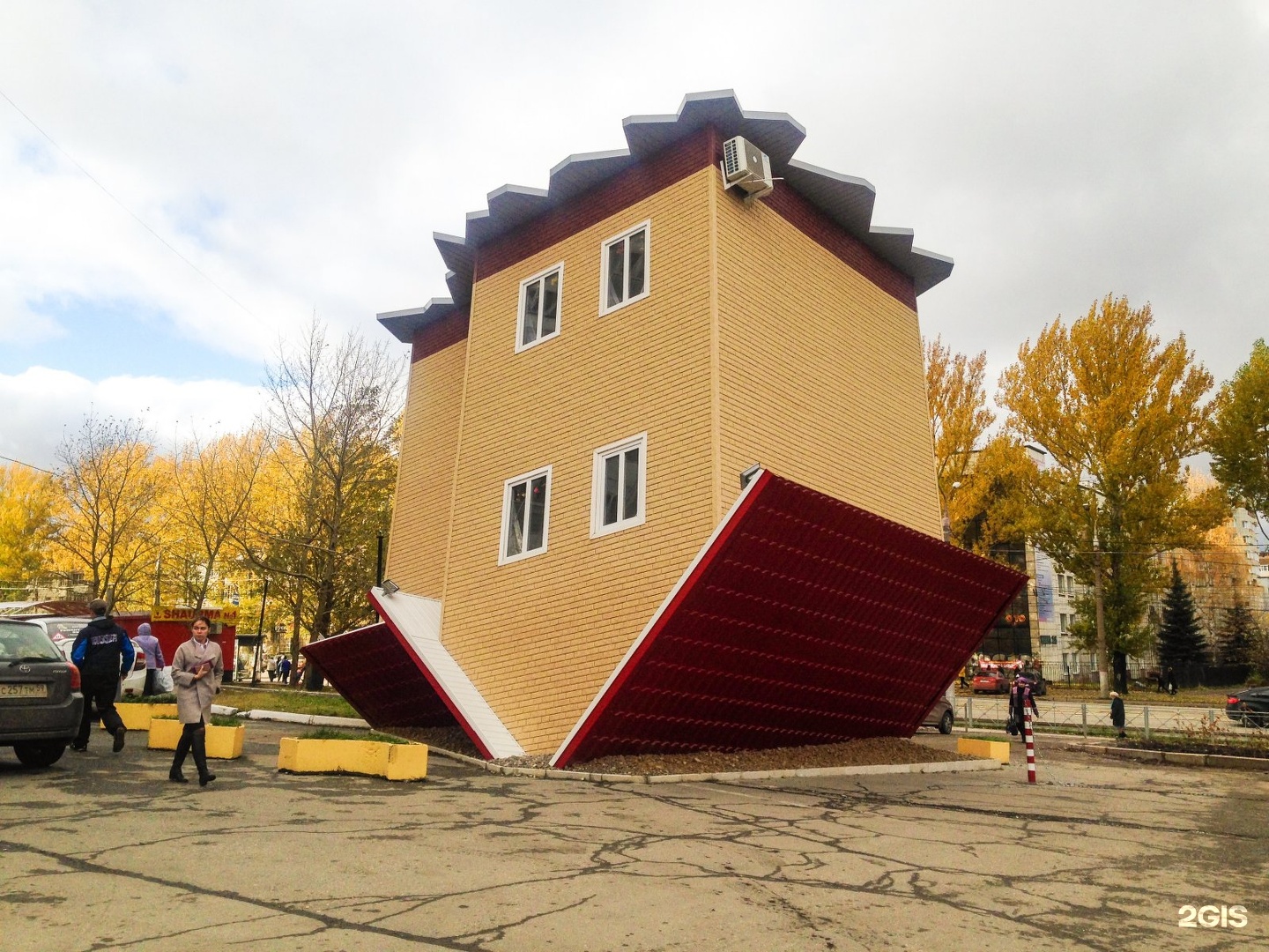 Домики пермь. Дом вверх дном Пермь. Дом перевернутый вверх дном Пермь. Дом перевертыш в Перми. Музей дом вверх дном Пермь.