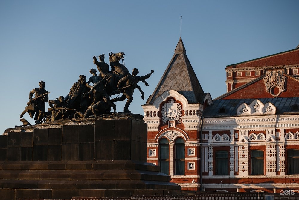 Самара первая. Самарский Академический театр драмы им м Горького. Драмтеатр Самара памятник Чапаеву. Самарский Академический театр драмы памятник Чапаеву. Памятник Чапаеву Нижний Новгород.