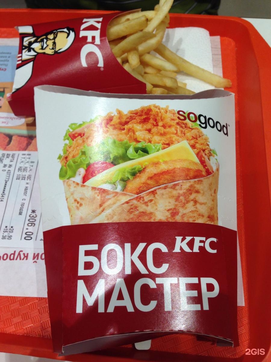 Бул архитекторов 35 омск суши маркет. KFC чизкейк. Салаты сеть ресторанов быстрого питания. Кофе и чизкейк в КФС. Еда в меге Омск.