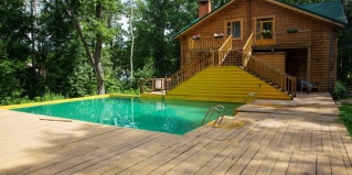 Октябрьский: Отель Домик в лесу